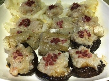 step4: 將少許生粉抹入海參內、魚肚面及冬菇內，釀入蝦膠，上面放入金華火腿粒裝飾，隔水大火蒸約10 - 12分鐘至蝦膠熟透。