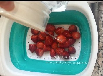 step2: 再利熟水沖凈，瀝水備用。