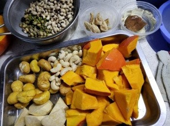 step2: 將半個南瓜洗淨連皮切大件，一條蕃薯刨皮切件，無花果2粒剪條，1/4個陳皮浸軟，15粒栗子去殼，腰果洗淨，各款各30g已浸黑豆，黃豆,眉豆，綠豆，用2500g水用大火煮滾，再轉細火煮1個半小時，加鹽調味即可