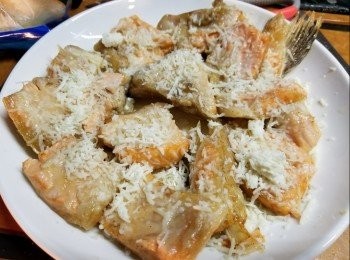 step4: 光波爐用高架,預熱200度,當爐燈熄即代表夠200度,放入三文魚腩焗約8分鐘,然後取出將三文魚腩轉入碟中,此時魚肉向上,再舖上適量芝士碎再焗多約5分鐘,焗到芝士金黃即可(碟要用可以入焗爐的碟)