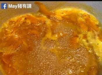 step2: 開中火，鍋內放入黄糖和果皮拌匀。加入橙汁拌匀並煮至糖完全溶解。
