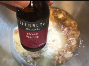 step2: 將所有材料放入廚師機。
記住落完玫瑰花茶，落溫水，再落酵母！
（我用呢款有機花水）