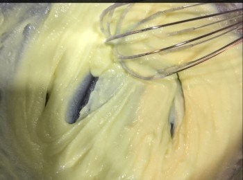 step1: 1）牛油放軟，篩入糖粉，不用打發，拌勻可以