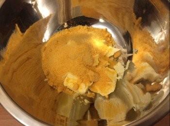 step1: 焗爐先預熱200度。
無鹽牛油室溫放軟，加入黃糖拌勻。