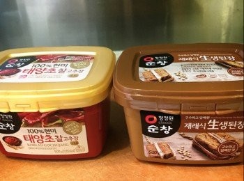 step2: 大醬湯底材料：
韓式大醬 2湯匙
韓式辣醬 1湯匙
黃糖 1/4茶匙
清雞湯 500ml
清水 500ml
韓國麻油 適量