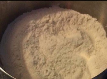 step1: 披薩麵糰（Pizza Dough)
材料：
3 -3/4杯中筋麵粉。
1 -1/2杯温水。
1湯匙糖。
1包乾酵母（dry yeast)。
1 -1/2茶匙鹽。
3湯匙橄欖油。