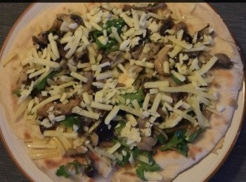 step5: 將麵糰拉伸成薄的6英寸長形狀，然後放於盤內，再放入烤爐內以210度熱，直到底部熟後取出。

將什菌菇和蒜茸略炒片刻後，並放入餡餅內周圍，然後將莫扎里拉芝士茸，羅勒葉碎，鹽，胡椒粉和橄欖油撒於面上。