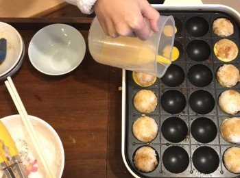 step6: 再加埋剩餘蛋液在中間2行，之後重覆將飯波放上剛倒下的蛋液位置