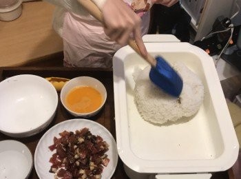 step4: 白飯炒鬆，炒至一粒粒同乾身，先好味