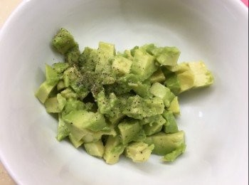 step6: 將牛油果切粒，加入鹽和黑椒攪勻