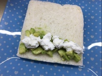 step7: 將牛油果粒和茅屋芝士鋪在麵包上，並卷起，切半