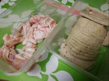 step1: 洗淨魚泡。扎肉切條。
熱鍋放油，先將魚泡炒至收水。