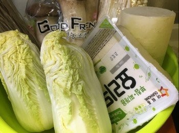 step1: 材料：
韓國火鍋牛肉片(牛頸脊) 300g
白蘿蔔 半個(約200g)
韓國粉絲 半包(150g)
金菇菜 1包
娃娃菜 1包
雞髀菇 1包
韓式硬豆腐 1盒
洋蔥 1/4個(我喜愛用紫洋蔥，因有花青素)