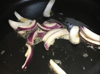 step5: 燒一鍋滾水放入粉絲煮約5分鐘，撈起，用凍水沖洗；瀝乾水份，備用。