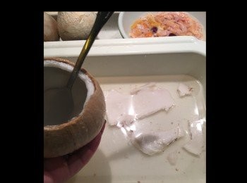 step3: 取出椰皇水及果肉後，連雞肉
一起大火煲滾。轉中火，細10分鐘。。即可