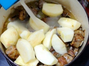 step6: 最後加入蘋果, 豬骨湯, 香業, 煮滾後蓋上用細火煮1小時