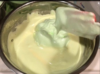 step6: 將蛋白霜逐少加入蛋黃溶液，以切拌形式將他們攪勻