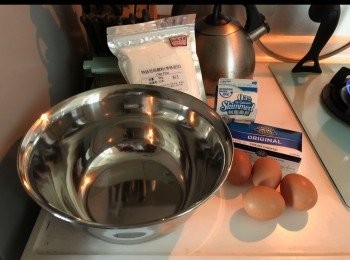 step1: 將蛋白及蛋黃分開，將蛋白放入容器並放入雪櫃冷藏