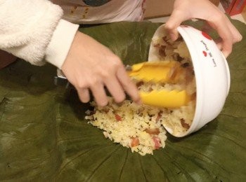 step6: 再炒至一粒粒同乾身後，放入已預備好的荷葉。再將雞粒放面。