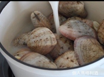 step4: 倒入韓國馬格利酒。