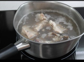 step1: 排骨洗乾淨後隨水放入小鍋中，煮滾後調小火汆水5分鐘。