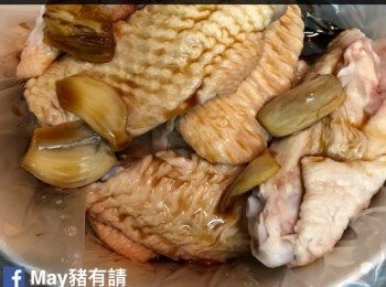 step2: 焗爐預熱220度。食物袋中放入已解凍<a href="https://bit.ly/3zHU5V3" target="_blank" data-keyword="雞中翼" class="guide-link"><strong>雞中翼</strong></a> <span style="display:inline-block;vertical-align:middle;margin-top:-3px;color:initial;border-radius:3px;padding:2px 3px;font-size:12px;line-height:14px;background:#87d300;color:#fff;">即買</span> ，加入<span class="group_2">醃料</span>。綁好食物袋，醃約10分鐘。