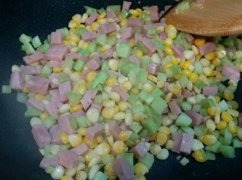 step4: 加入火腿炒香