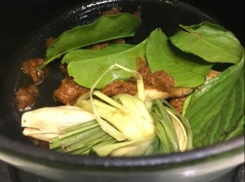 step3: 粉絲浸軟，瀝乾水份；紅辣椒切圈，南薑拍鬆，檸檬葉在手中擦軟，香茅拍打後打結，金不換洗浄摘葉，備用。