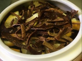 step4: 依次將檸檬 - 冰糖 / 沖繩黑糖 - 陳皮絲一層一層放入燉盅內；將燉盅放入已注水的真空煲內膽內(注: 底部放一條毛巾防止燉盅移動)，大火煲滾後收小火，蓋上煲蓋燉約2小時，熄火；將煲放入真空煲內，燉24小時(每隔4 - 5小時)取出加熱30分鐘；將真空煲內膽取出用中火煲約45分鐘至1小時，即成。