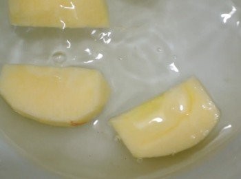 step4: 同時將蘋果去皮切塊浸鹽水, 洋蔥切塊