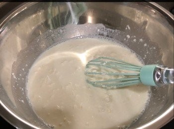 step2: 忌廉芝士室溫放軟，將容器放入熱水座熱，以小火慢煮，加入牛奶，將溶液打至無顆粒