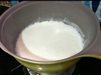 step1: 1.所有用具，器皿用熱水煮沸消毒。鮮奶煮至7-80度
**煮奶7-80度是大概煮到出煙但沒有滾起