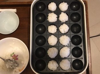step3: 1.留空2邊用來加蛋入去
2. 在飯面上用日本醬汁上色
3. 將飯放上爐，約5分鐘後，反轉另一面