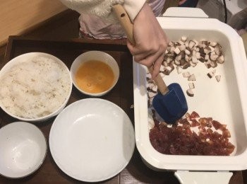 step3: 下少許油冬菇、臘腸略炒，盛起
再下雞粒炒，盛起備用