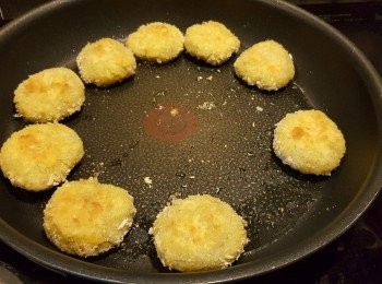 step7: 用平底鑊加油,用大火燒熱油後,轉細火將蕃薯兩邊煎至金黃即可配任何調味醬料進食即可