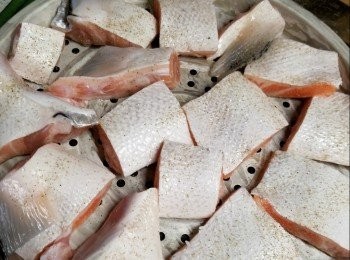 step3: 先用一個蒸碟放於煎碟上,再排上三文魚腩,魚皮向上(用蒸碟作用是令魚油滴入煎碟內方便清潔,而魚皮向上是令魚皮焗完更香脆)