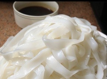 step2: 河粉用手鬆開。<span class="group_3">醬汁</span>拌匀備用。