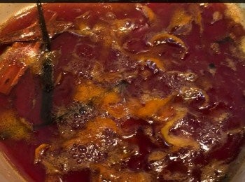 step3: 加入肉桂、丁香、香草條和約50毫升紅酒，轉中小火煮至糖水和酒充分混合並開始變濃稠成糖漿狀。