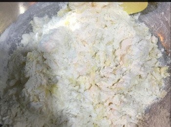 step2: 加入蛋黃繼續拌勻，加入蜜糖
篩入面粉，用層壓方式，不可搓，會起筋性，壓至無粒狀！