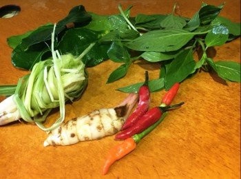 step2: 大蜆放在鹽水中吐沙約2小時，用清水洗淨，備用。