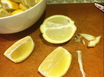 step2: 檸檬先用鹽水洗淨，風乾。檸檬切去頭尾、去核及去芯，切角。