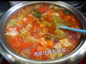 step3: 將所有材料放入煲內加水然後煲2.5小時👉🏻落鹽調味