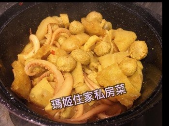 step5: 落陳皮魚旦煎香👉🏻落椰子咖哩醬👉🏻煮滾👉🏻落水煮滾👉🏻落魷魚 豬皮及牛栢葉👉🏻再落海鮮醬2-3匙👉🏻煮滾收一收汁
完成～