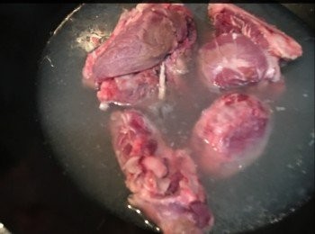 step2: 豬骨飛水洗好備用