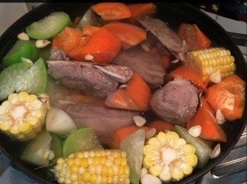 step3: 將材料放入加水，煲至大滾，
轉細火蓋蓋煲1.5小時
加鹽調味，便可