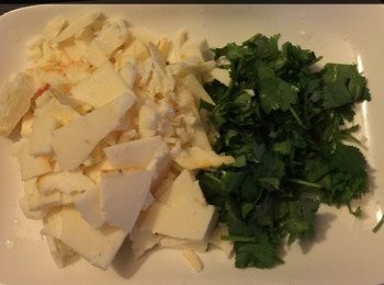 step4: 1/2磅碎的莫扎里拉芝士茸。
1/2磅 X乂芝士。
少許火箭菜備用。