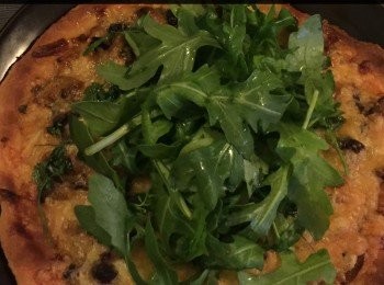 step7: 最後再灑上莫扎里拉芝士茸，新鲜的火箭菜和鹽，烘烤到芝士熔化，然後再滴些少橄欖油便上碟。



想知道我更多食譜，可去我Facebook 專頁。
https://m.facebook.com/carlineki/