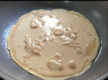 step4: 熱鑊下油，倒入麵糊，煎至表面開始乾身，反轉煎熟