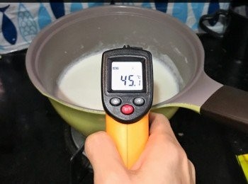 step3: 再坐冷水攤涼到40度，大概是摸下去暖的，像洗澡時水溫。
因為奶溫40度左右加乳酪後溫度會降低