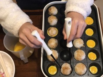 step5: 將飯轉移去蛋上，蛋就會包住半個飯波